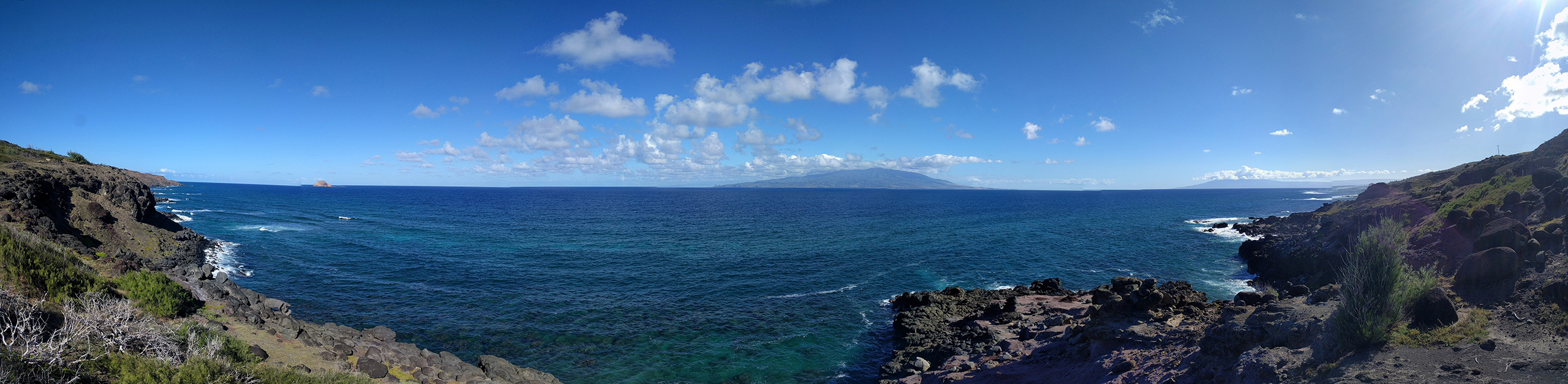 Südostküste von Moloka'i mit Blick auf Maui und Lanai